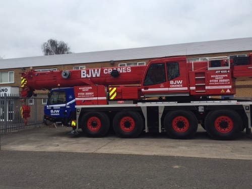 Telescopic crane vehicle 